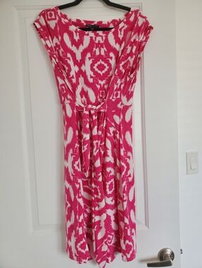 Chaus Pink and White Graphic Print Tie-Waist Sleeveless Dress